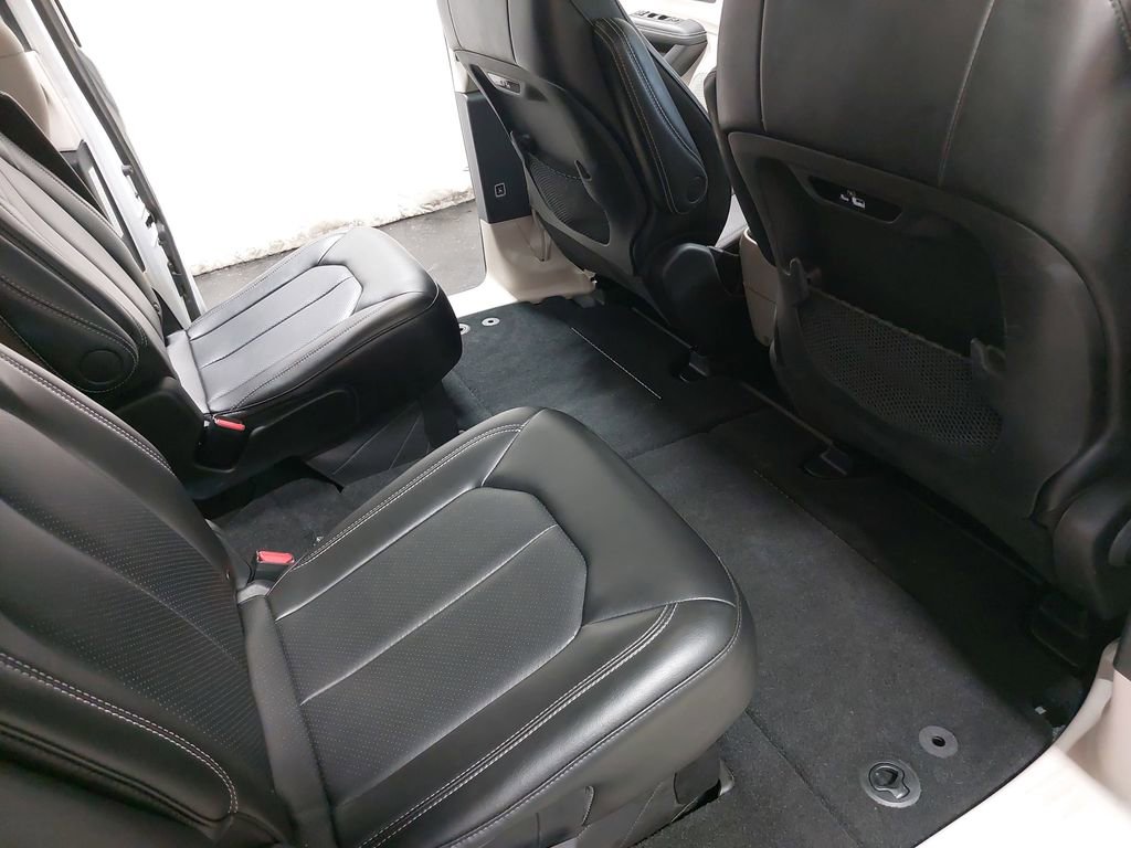 Used 2024 Chrysler Pacifica Touring-L image 11