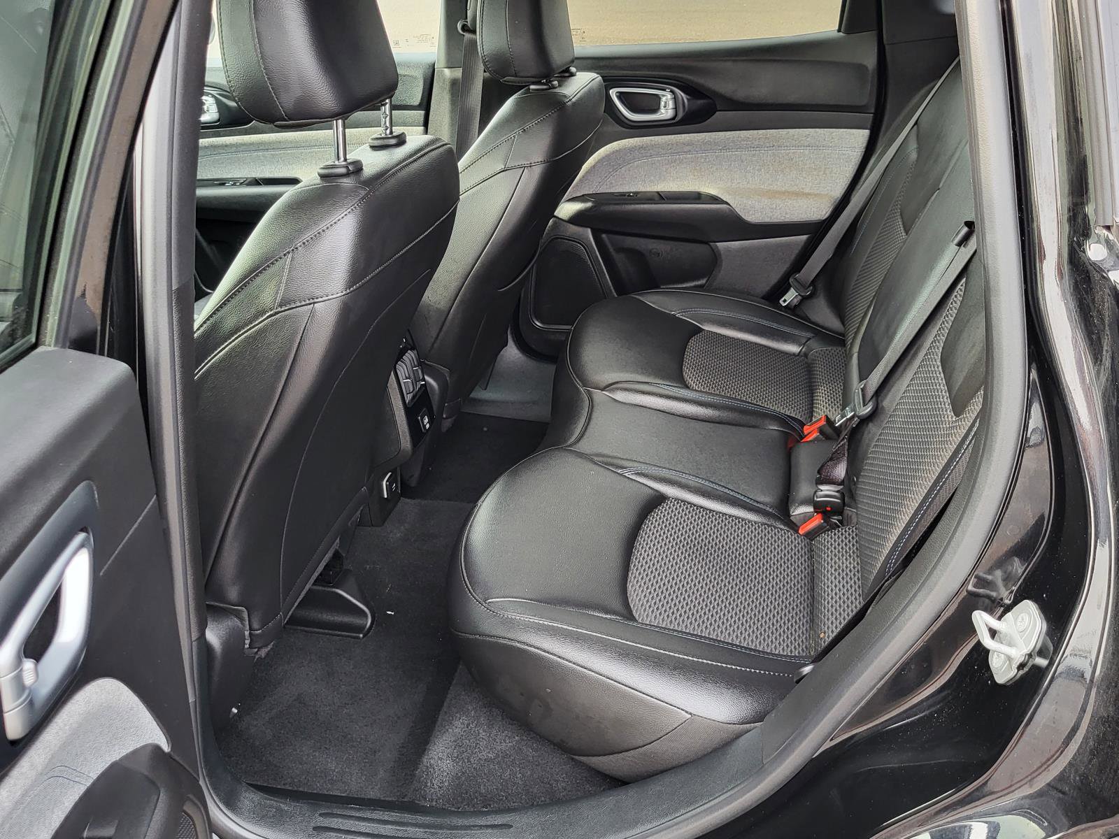 Used 2025 Jeep Compass Latitude image 13