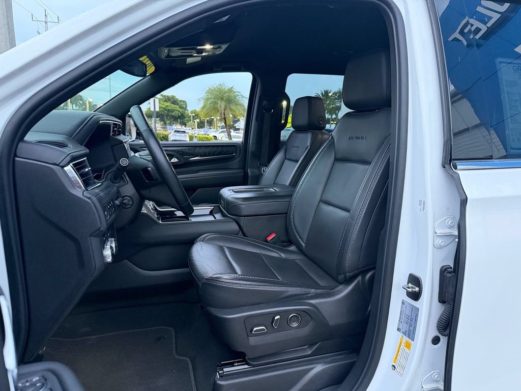 Used 2023 GMC Yukon Denali AWD/4WD image 9