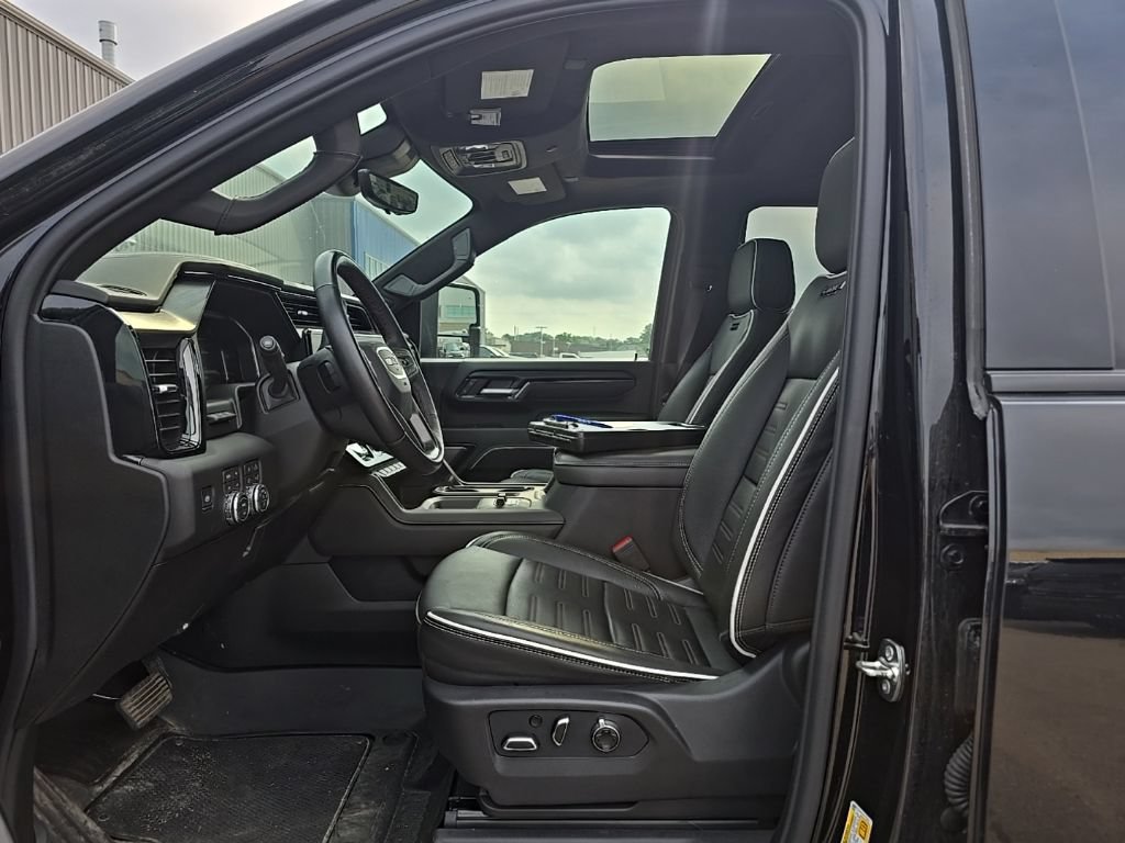 Used 2026 GMC Sierra 2500 AT4X w/ LPO, Black Badging Package AWD/4WD image 11