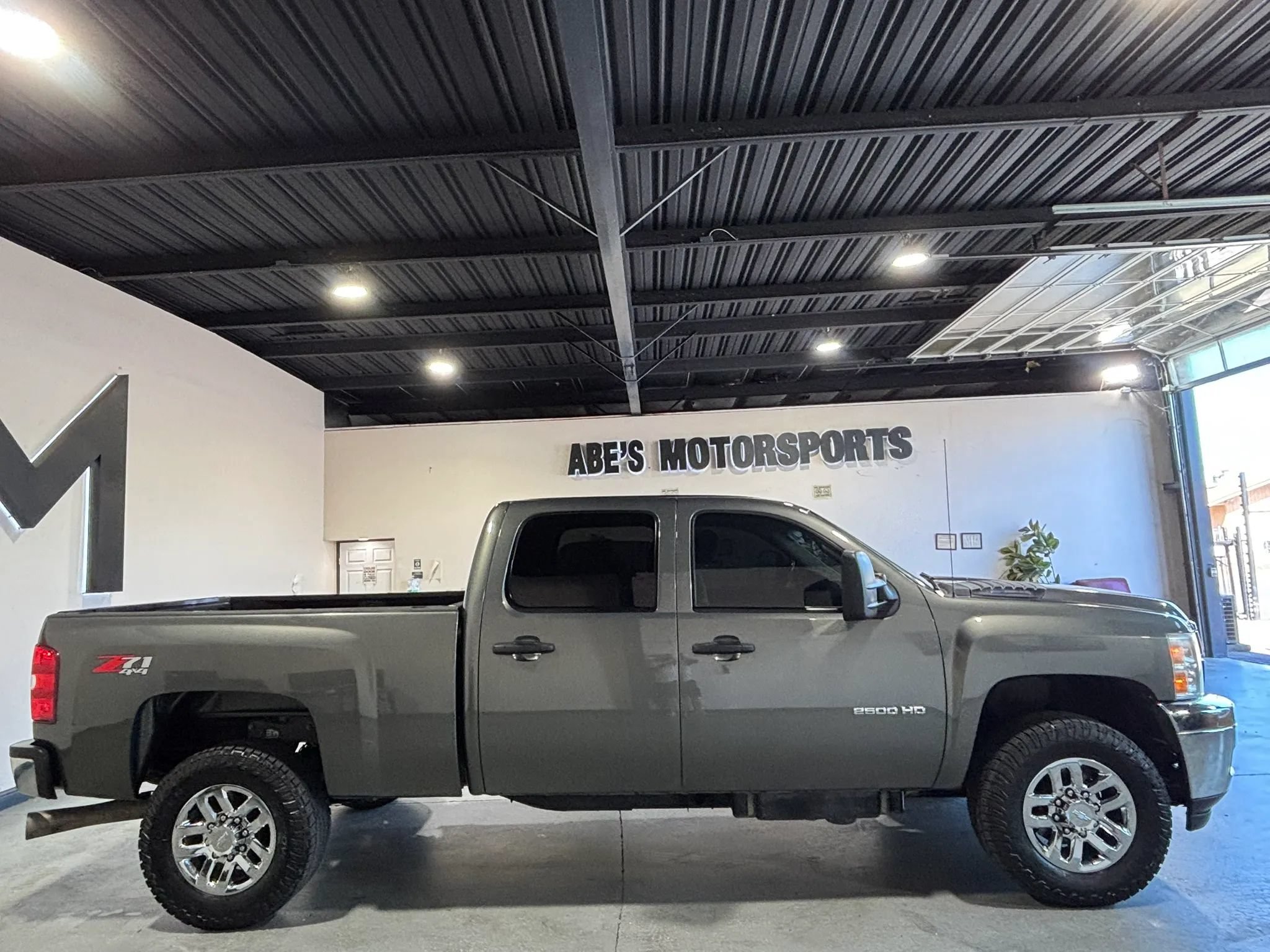 Used 2011 Chevrolet Silverado 2500 LT w/ Interior Plus Package AWD/4WD image 4