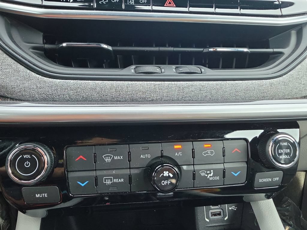 Used 2023 Jeep Compass Latitude w/ Convenience Group AWD/4WD image 22