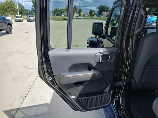 New 2025 Jeep Wrangler Unlimited Sahara w/ Technology Group AWD/4WD image 14