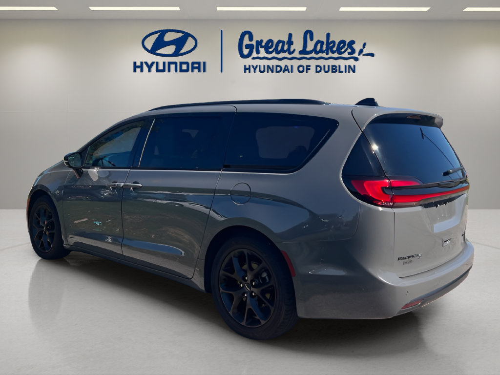 Used 2025 Chrysler Pacifica Limited FWD image 3