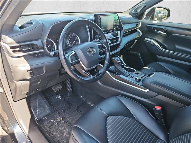 Used 2022 Toyota Highlander XSE AWD/4WD image 11