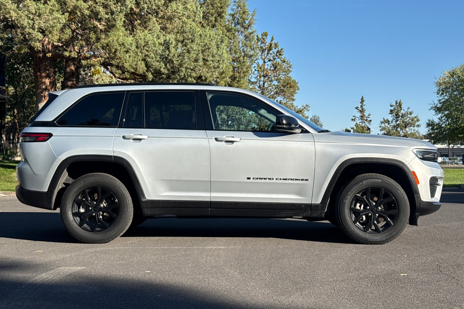 Used 2025 Jeep Grand Cherokee Altitude AWD/4WD image 3