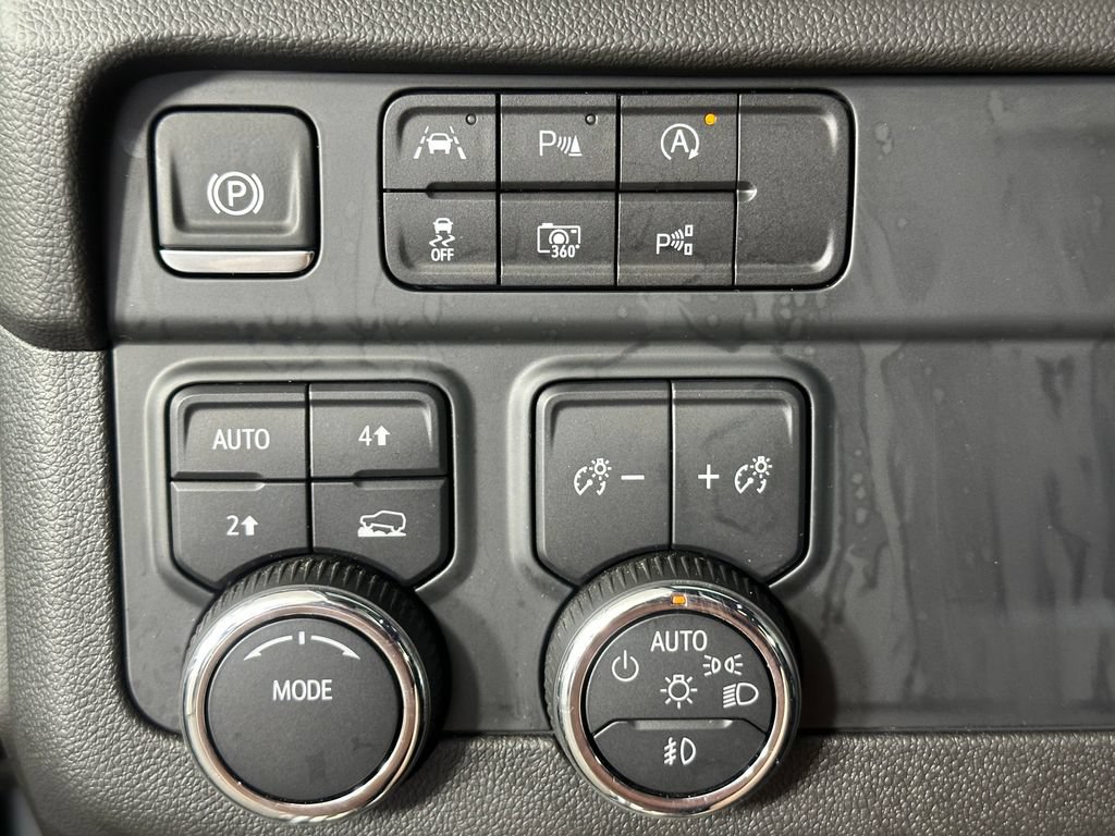Used 2025 Chevrolet Suburban Premier AWD/4WD image 23