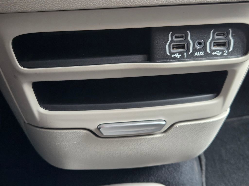 Certified 2021 Chrysler Voyager L image 11