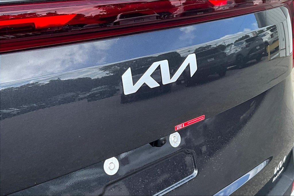 New 2027 Kia Carnival LX FWD image 9