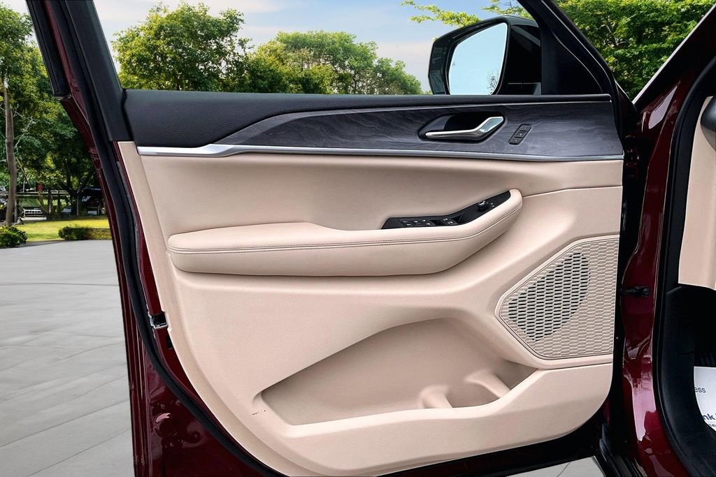 Used 2024 Jeep Grand Cherokee Limited image 22