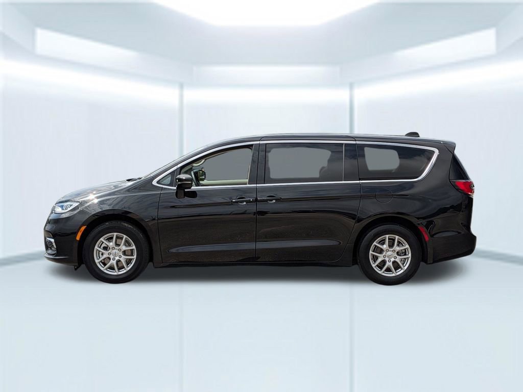 Used 2024 Chrysler Pacifica Touring-L FWD video 2
