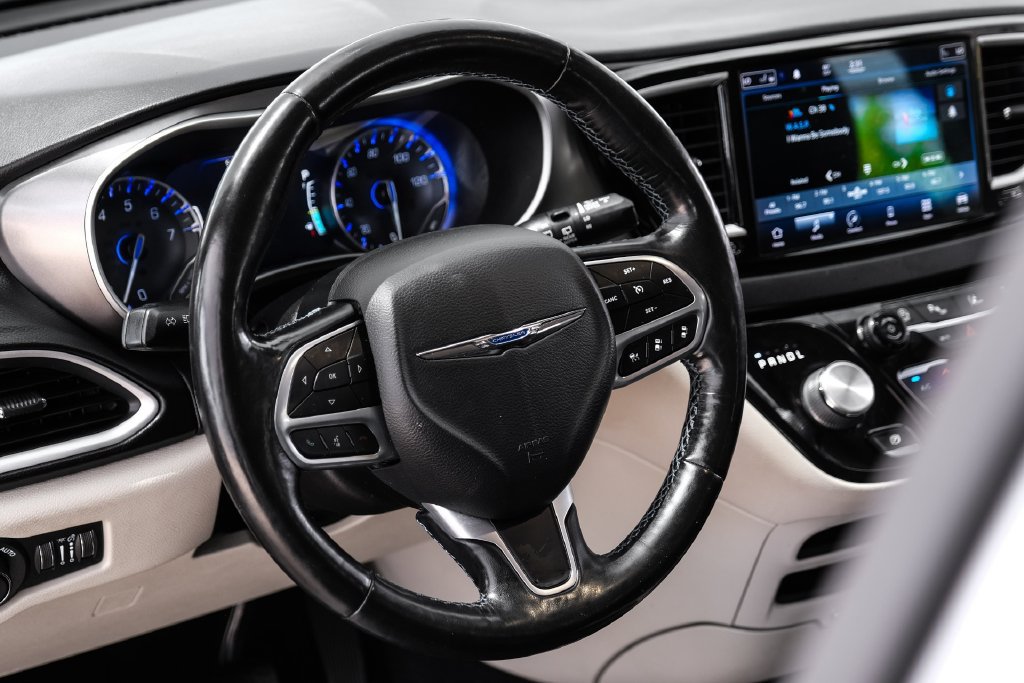 Used 2021 Chrysler Pacifica Touring-L FWD image 12