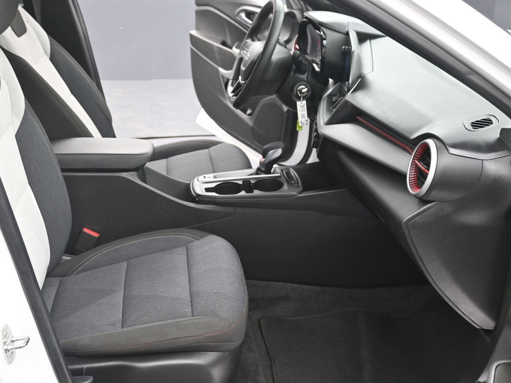 Used 2024 Chevrolet Trax RS FWD image 11