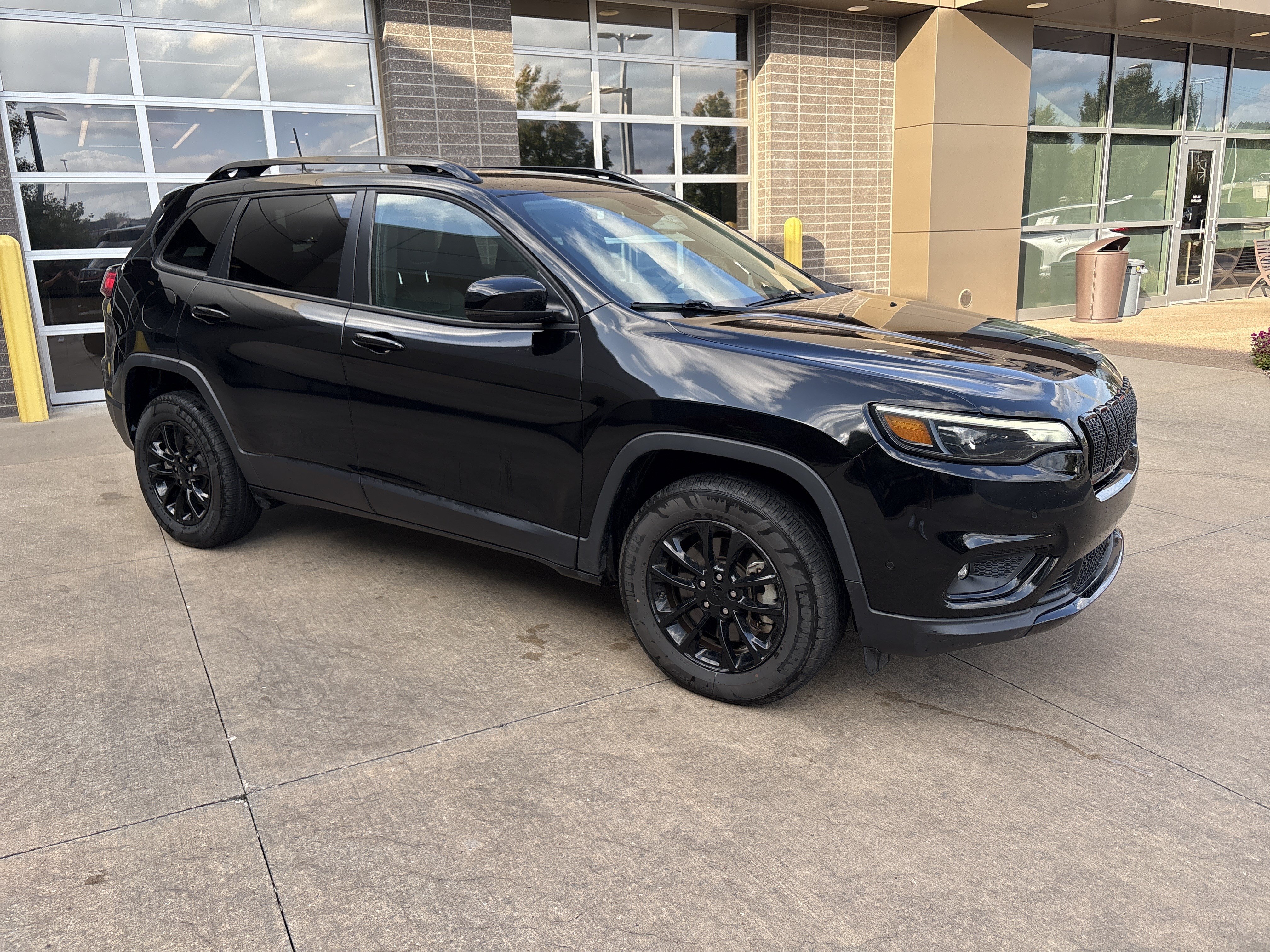 Used 2023 Jeep Cherokee Altitude Lux AWD/4WD image 14