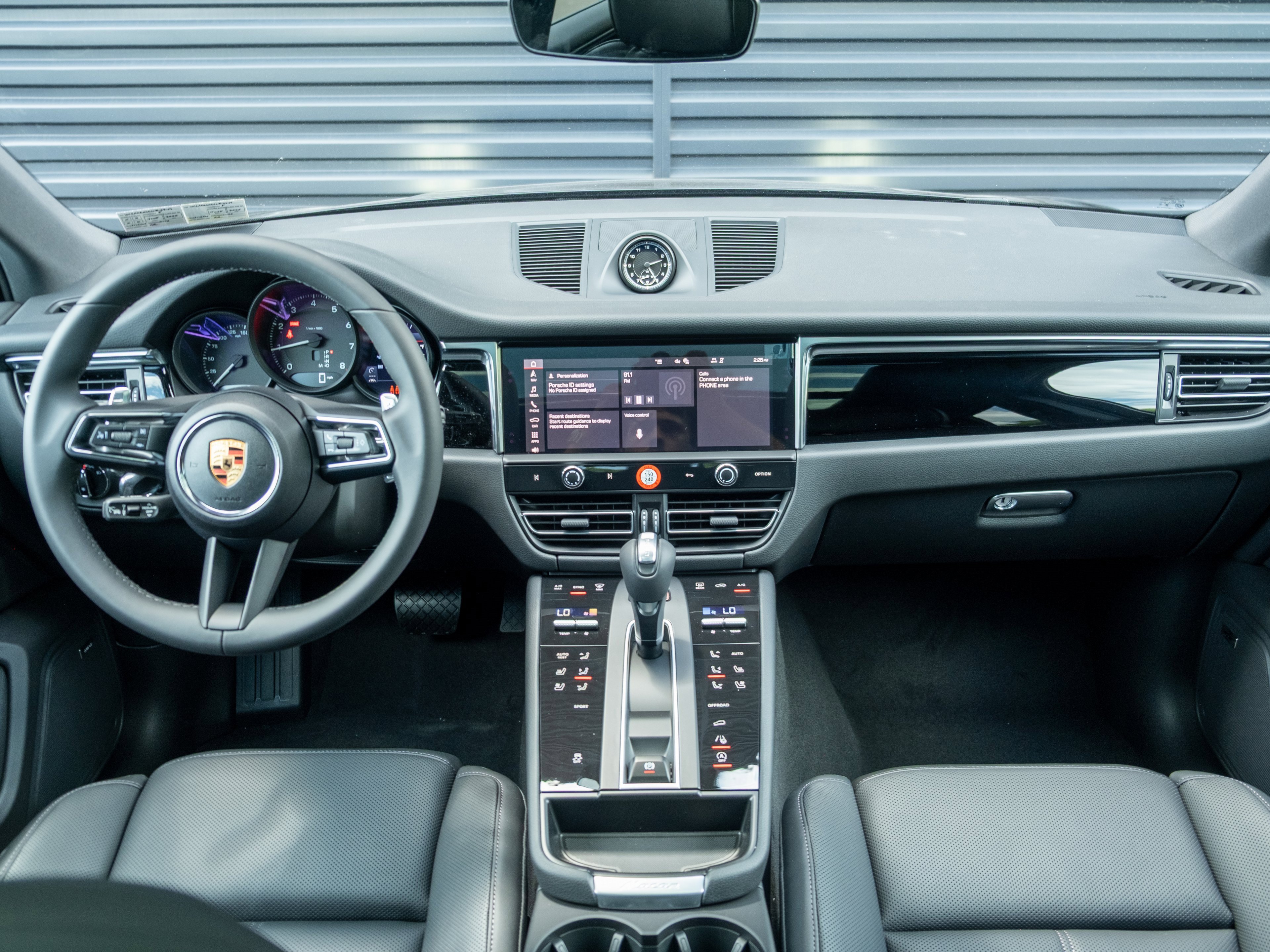 Certified 2025 Porsche Macan image 18