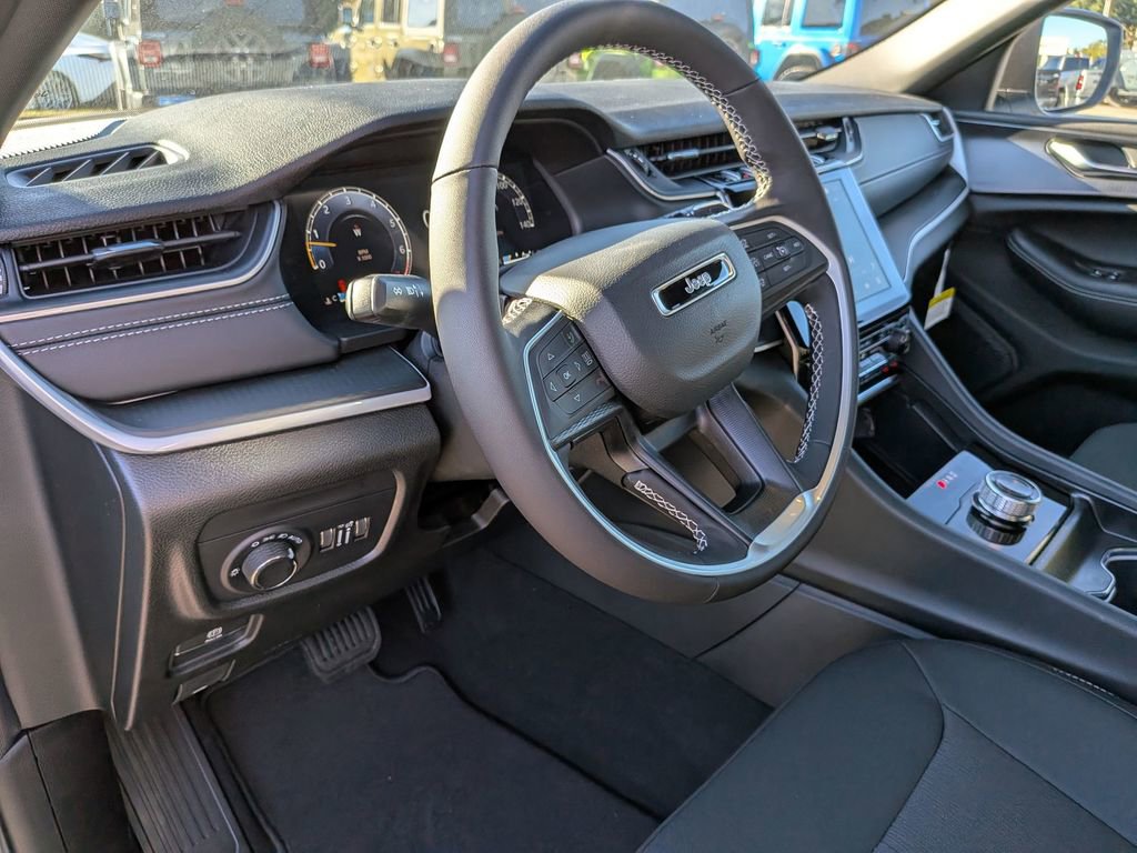 New 2025 Jeep Grand Cherokee L Laredo w/ Luxury Tech Group I image 15