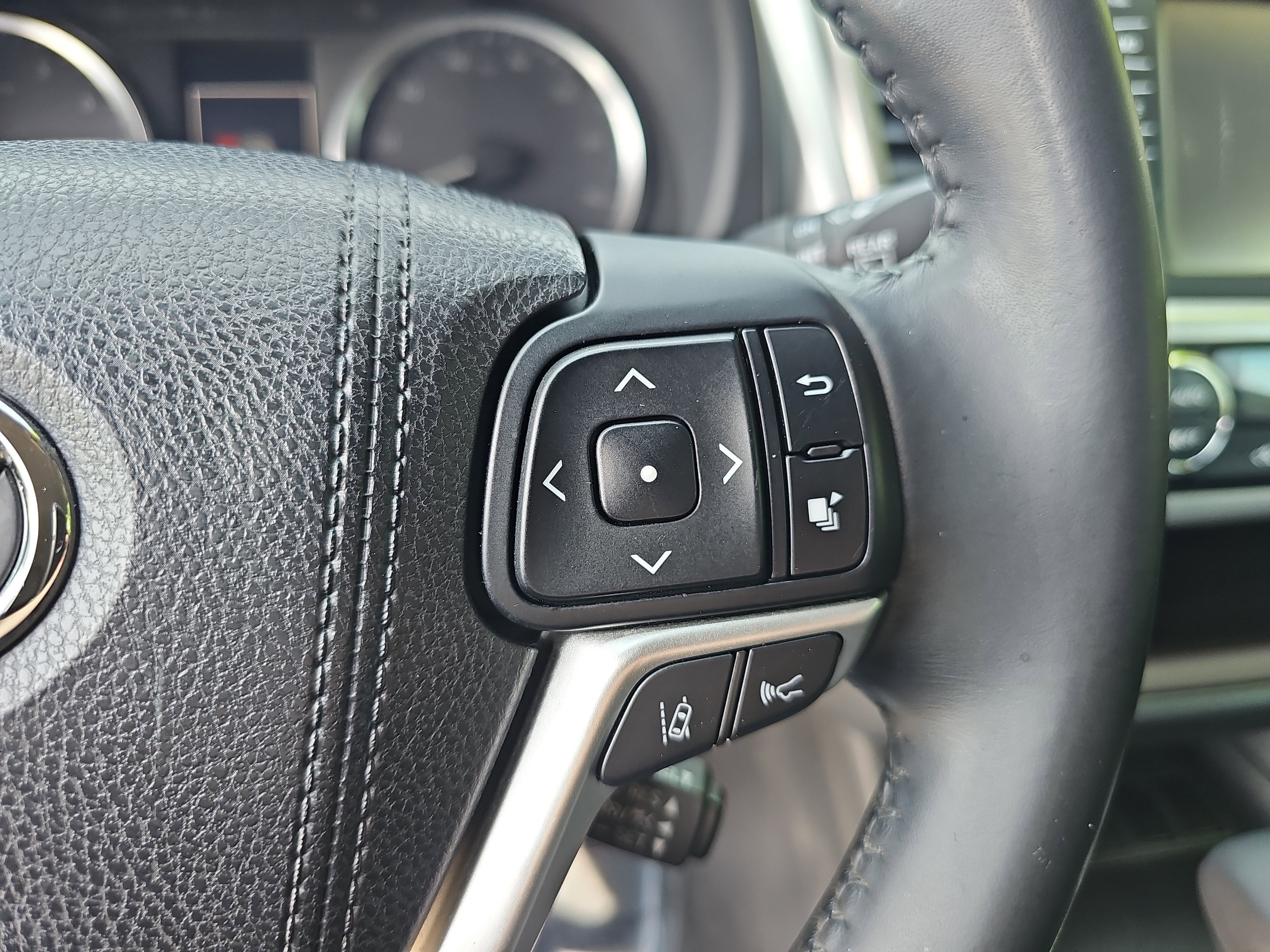 Used 2017 Toyota Highlander Plus FWD image 20