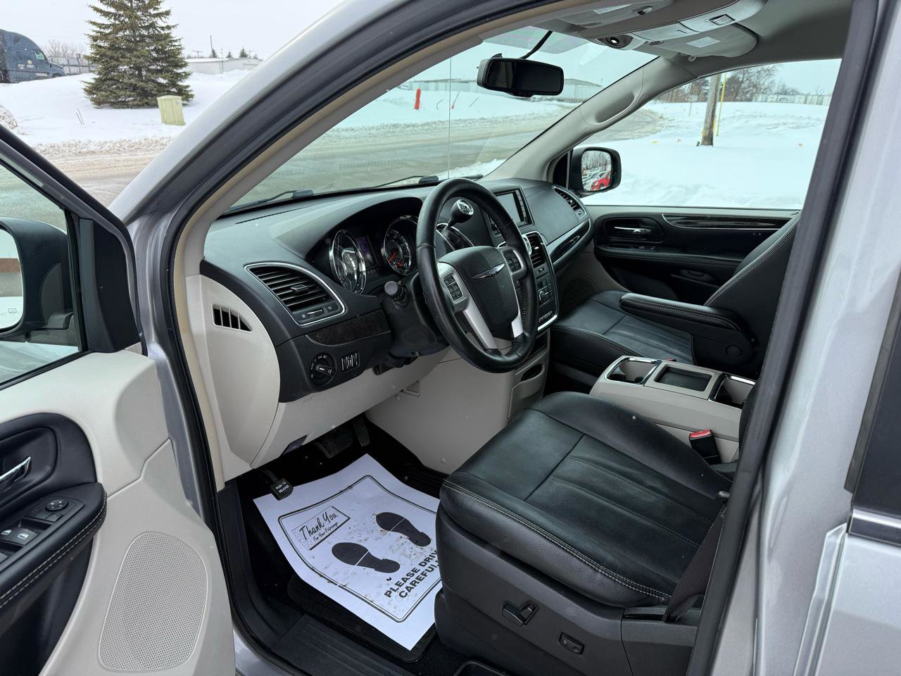 Used 2015 Chrysler Town & Country Touring w/ Driver Convenience Group image 14