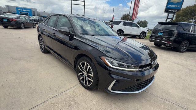 Used 2025 Volkswagen Jetta SE FWD image 2