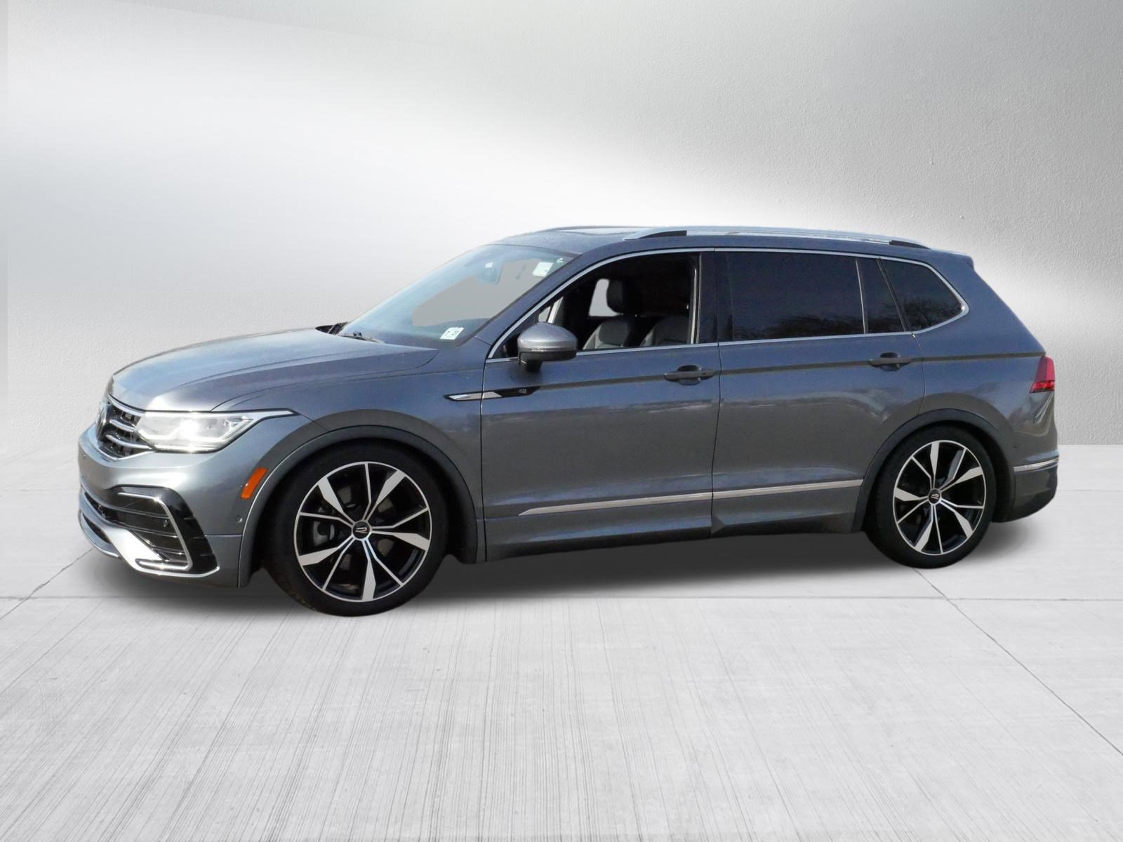 Used 2022 Volkswagen Tiguan SEL R-Line image 2