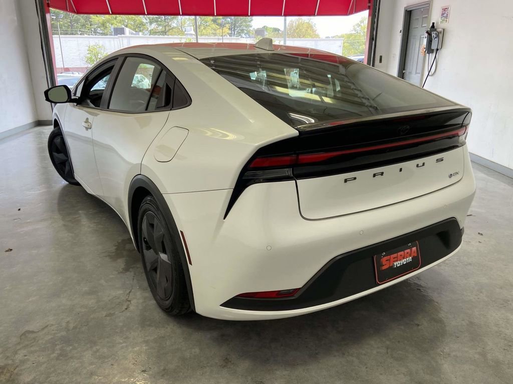 Used 2025 Toyota Prius LE FWD image 5