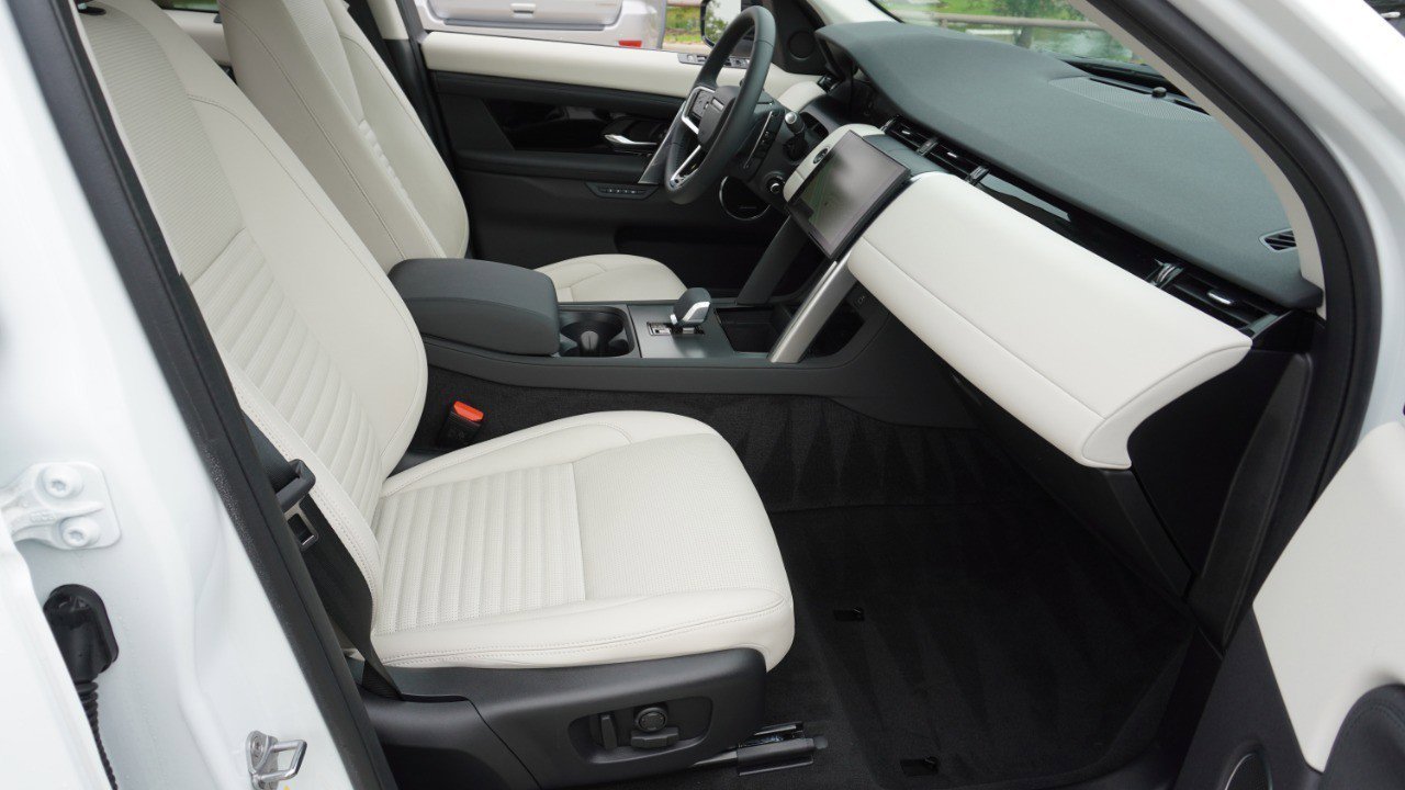 Used 2025 Land Rover Discovery Sport S image 14