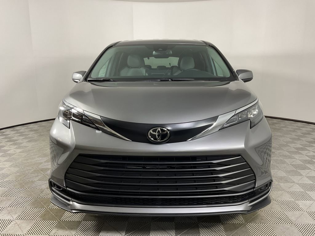 New 2026 Toyota Sienna LE image 2