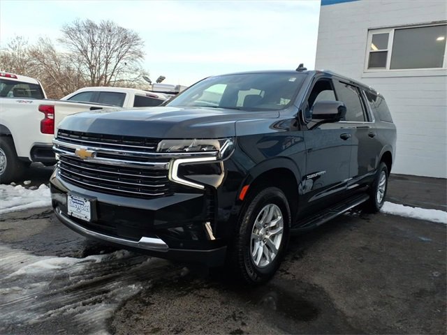 Used 2024 Chevrolet Suburban LT image 3