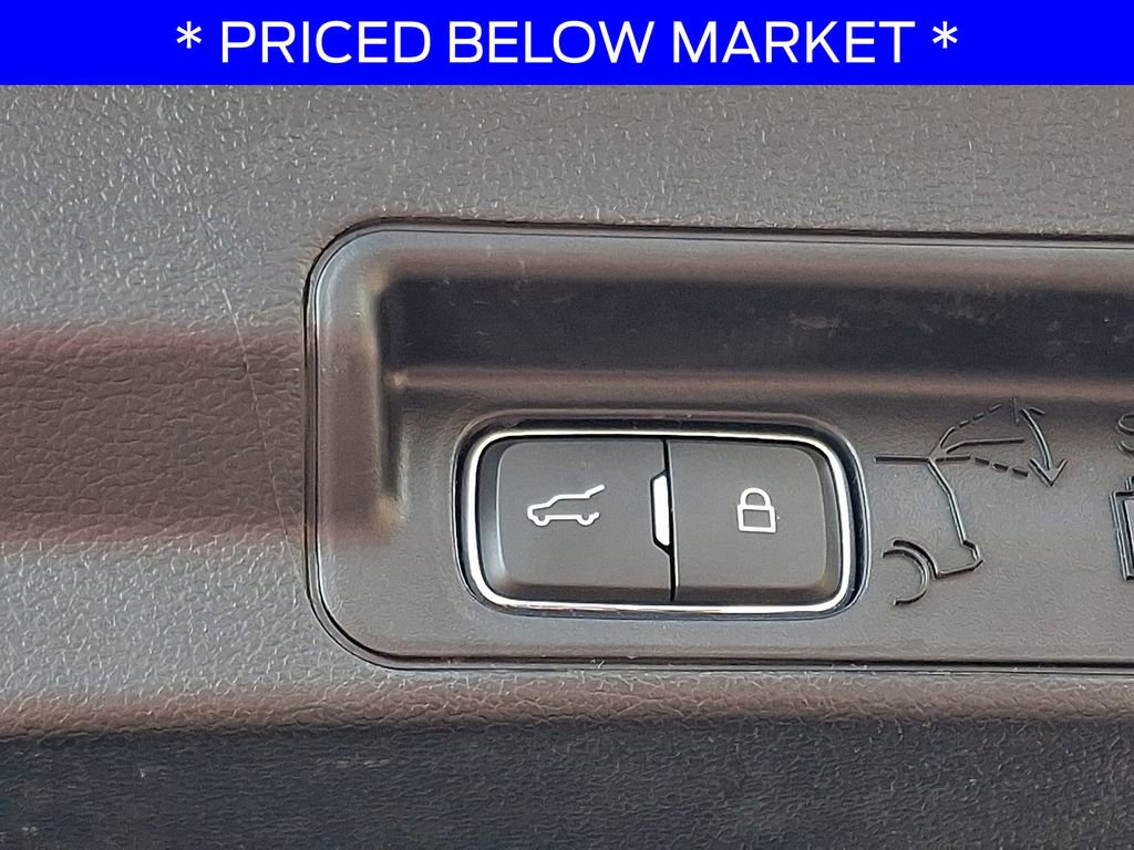 Used 2022 Ford Explorer XLT image 30