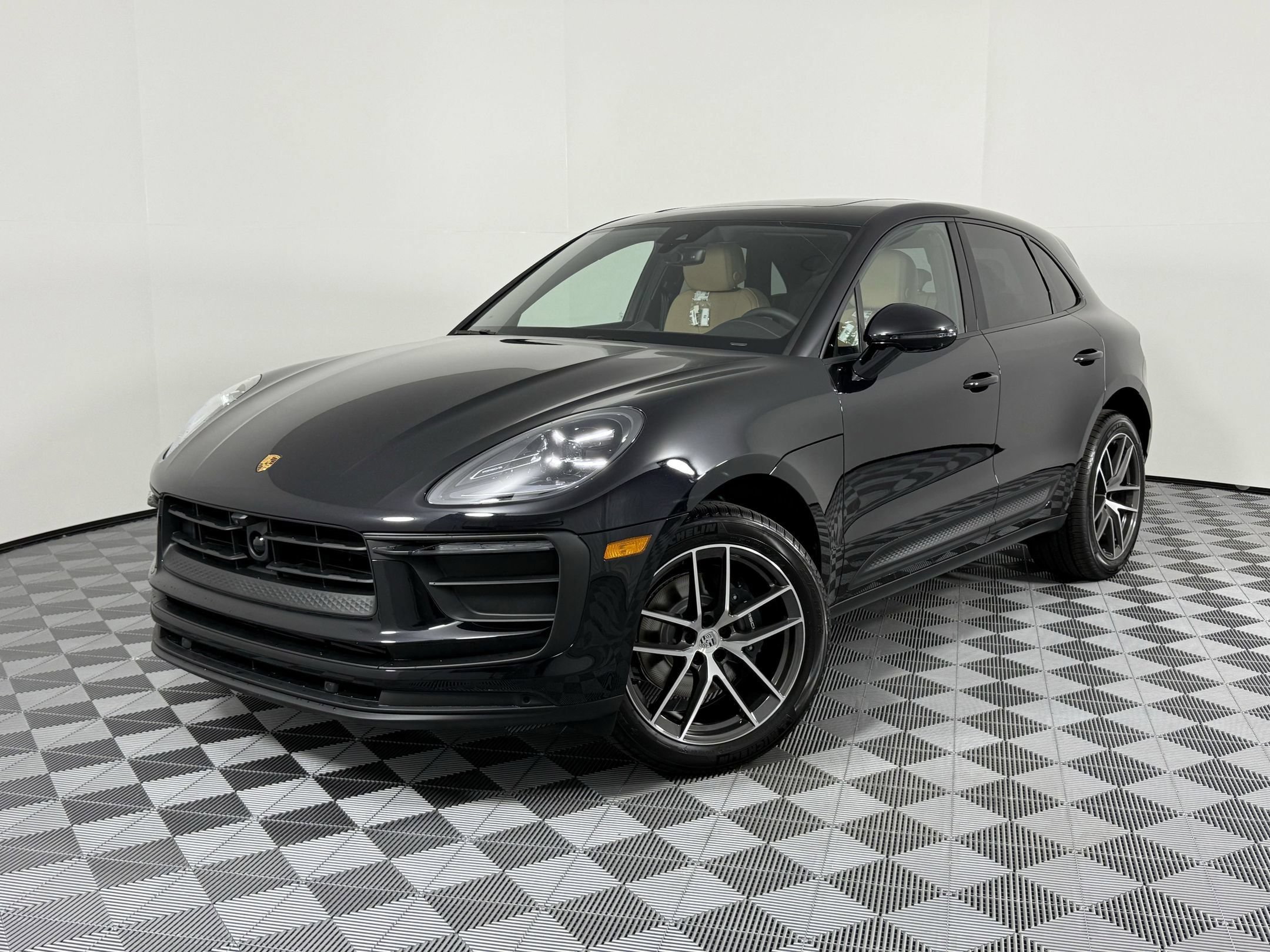 Certified 2026 Porsche Macan AWD/4WD image 1