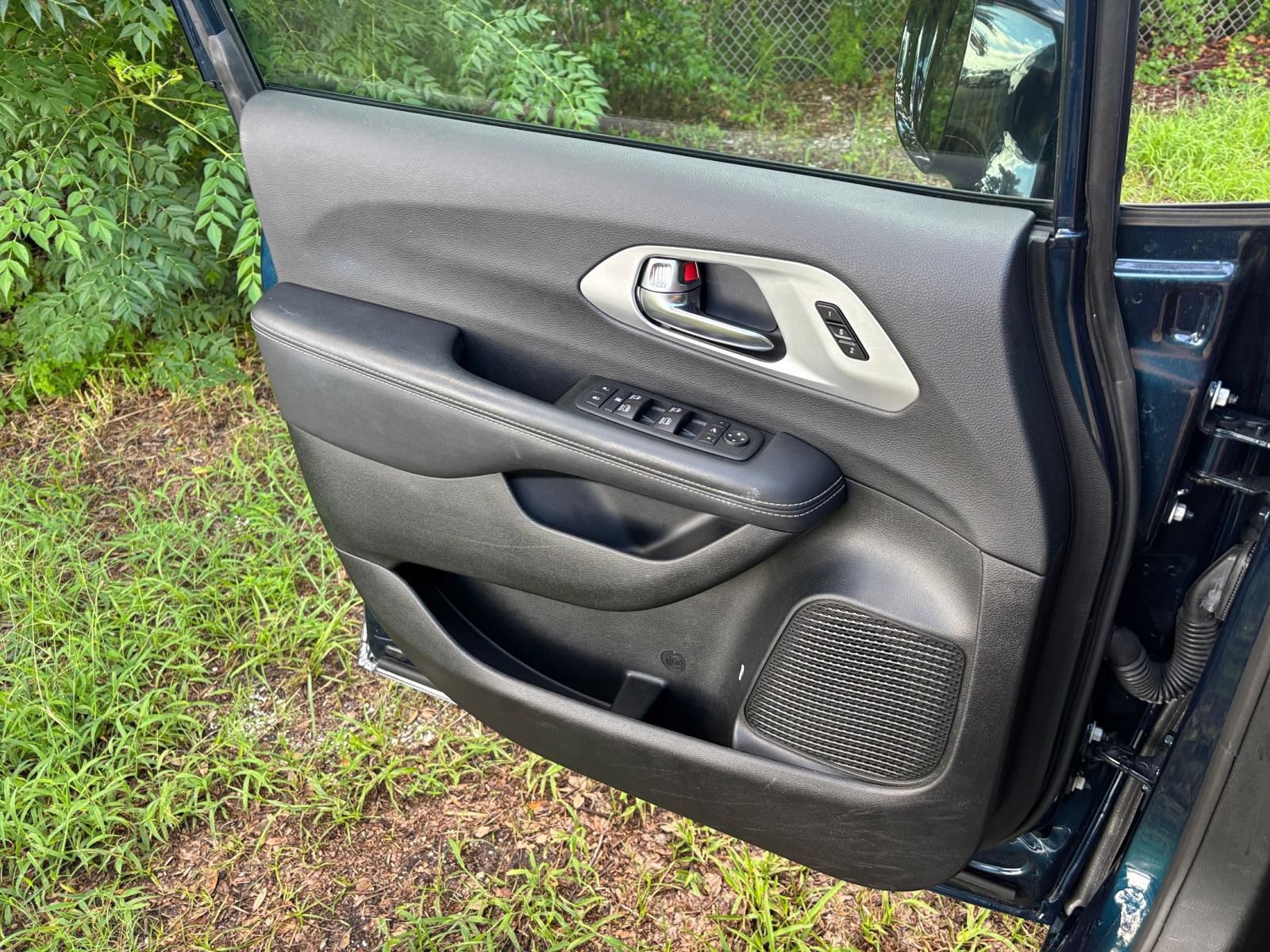 Used 2025 Chrysler Pacifica Limited FWD image 18
