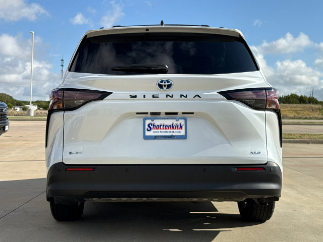 Used 2025 Toyota Sienna XLE FWD image 7