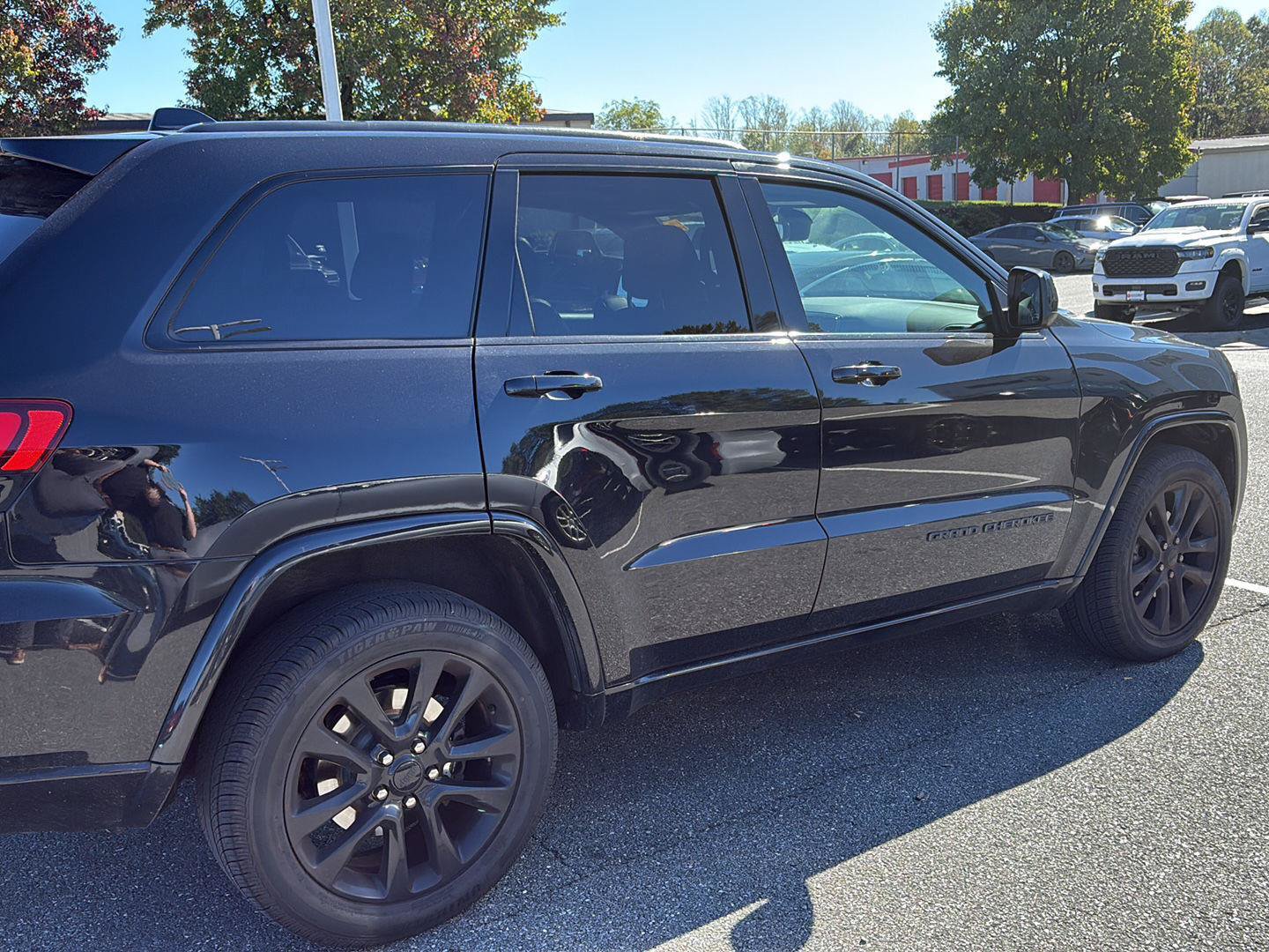 Used 2019 Jeep Grand Cherokee Altitude AWD/4WD image 8