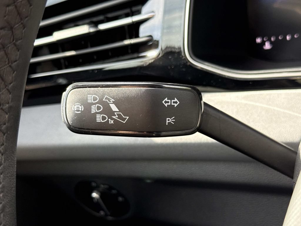 Used 2025 Volkswagen Jetta SE FWD image 11