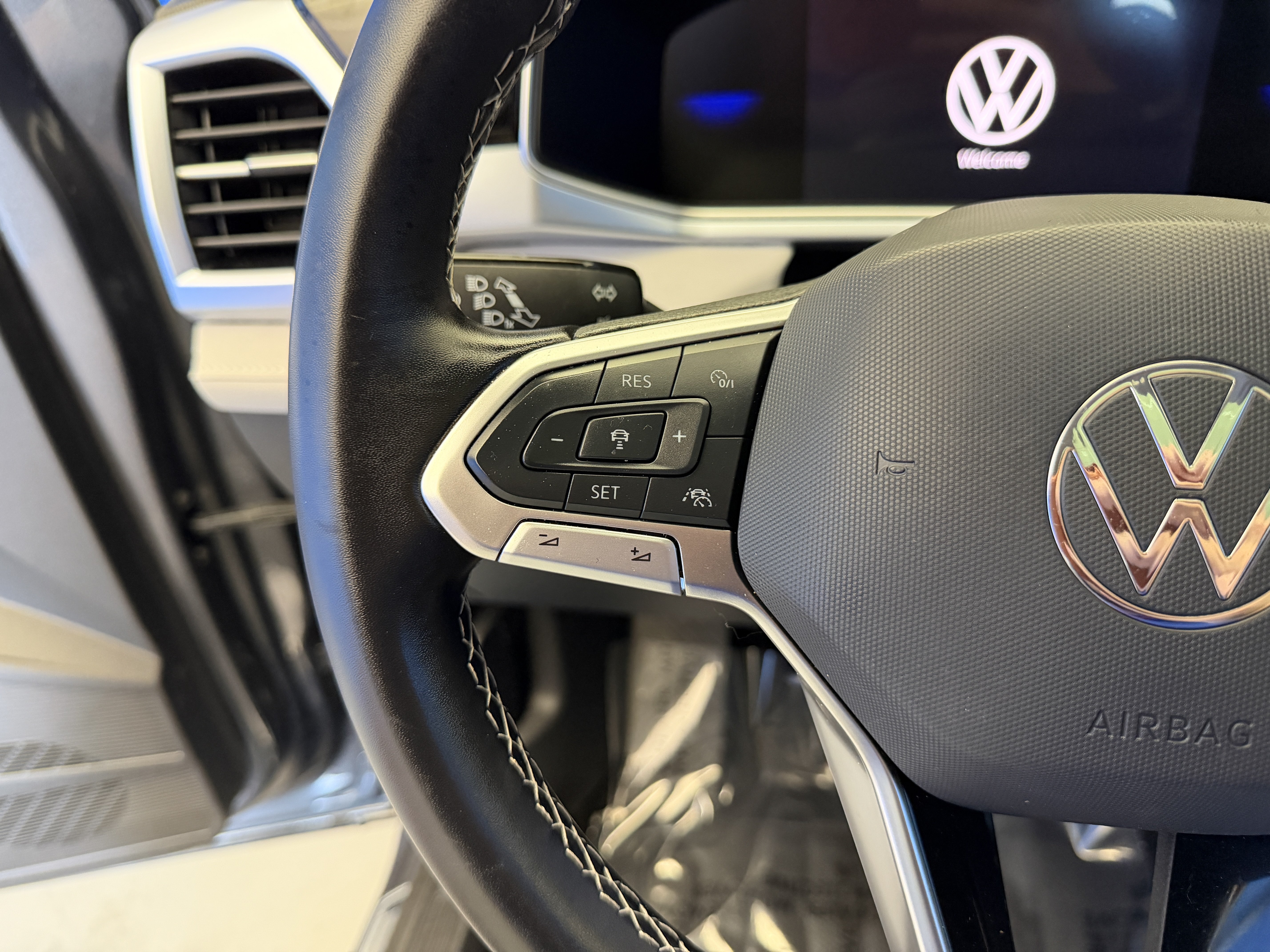 Certified 2025 Volkswagen Taos SE w/ Panoramic Sunroof Package FWD image 15