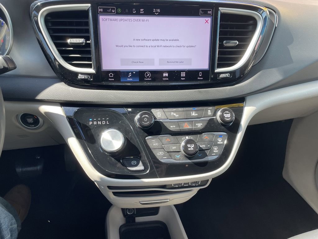 Certified 2023 Chrysler Pacifica Touring-L image 18