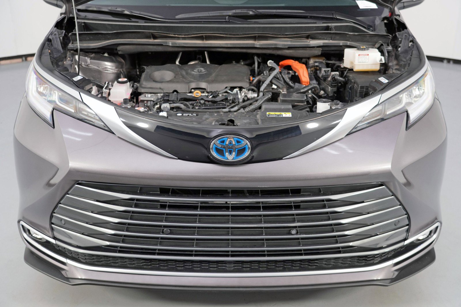 Used 2024 Toyota Sienna Limited image 8