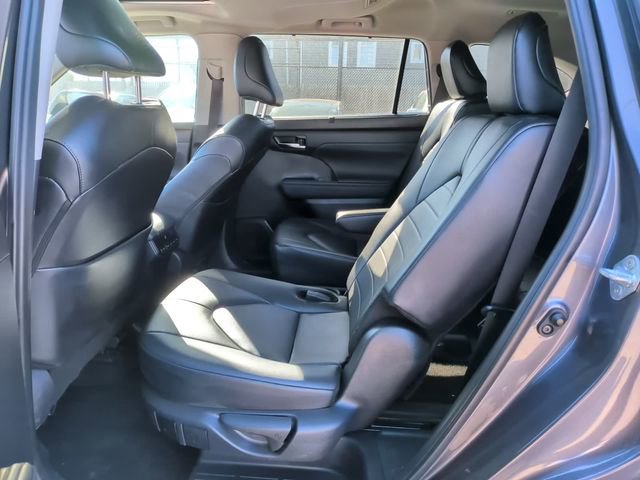 Used 2024 Toyota Highlander XLE image 9