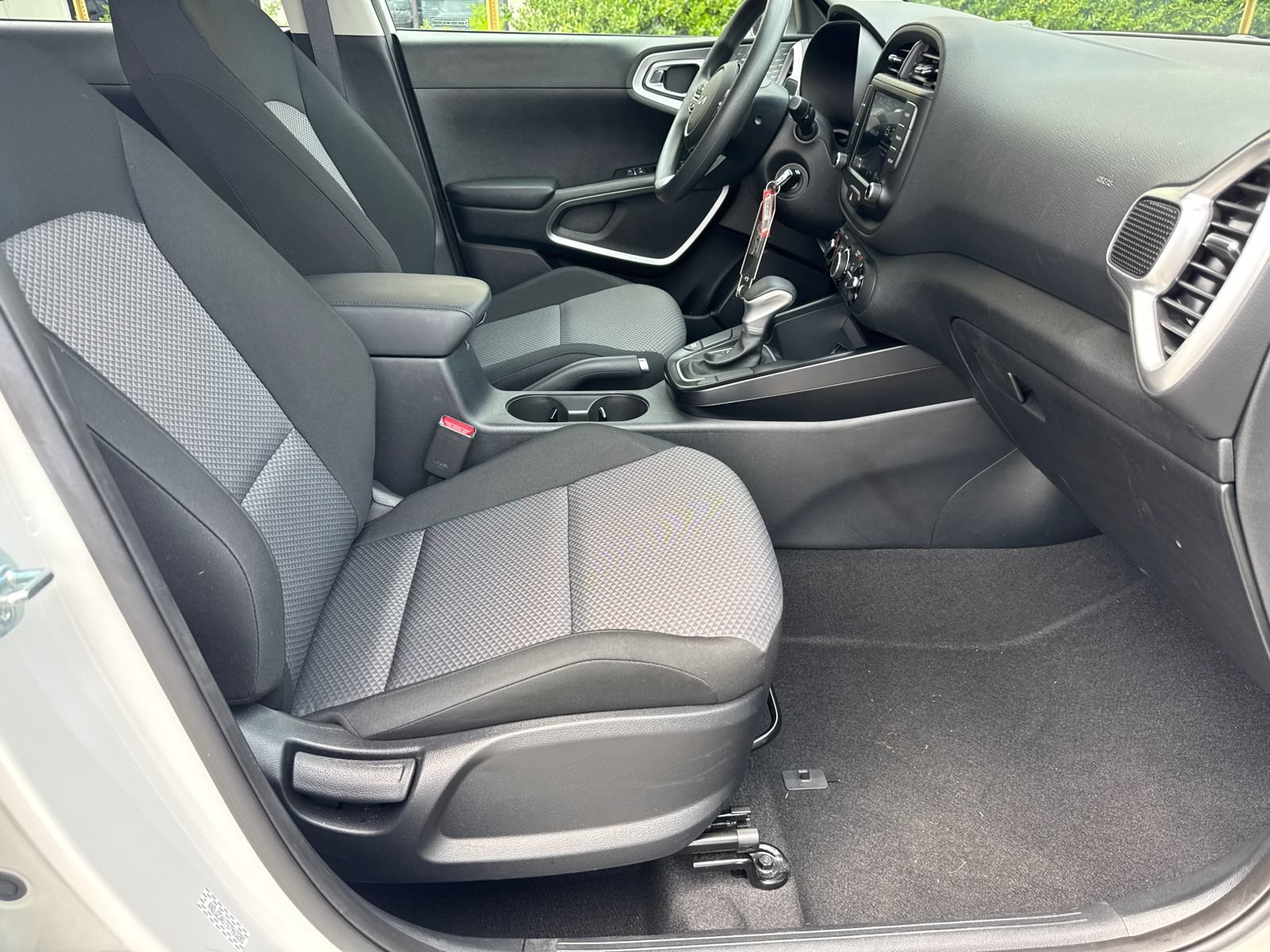 Used 2025 Kia Soul LX w/ LX Technology Package FWD image 13