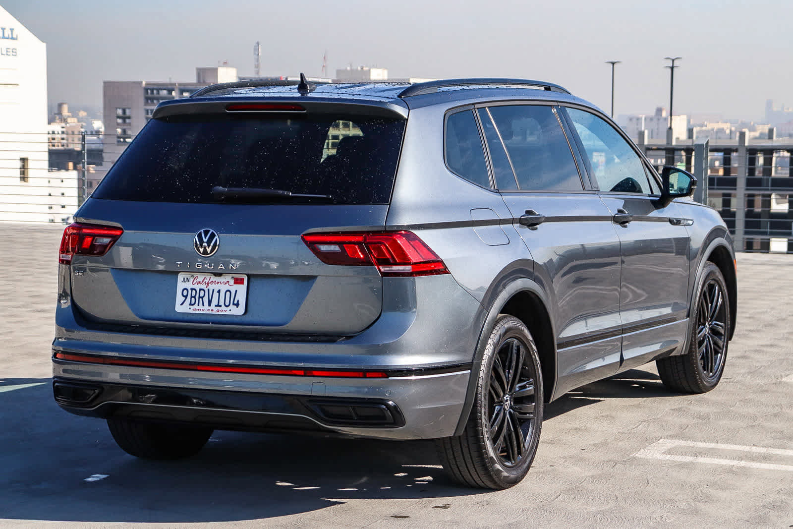 Used 2022 Volkswagen Tiguan SE R-Line image 4