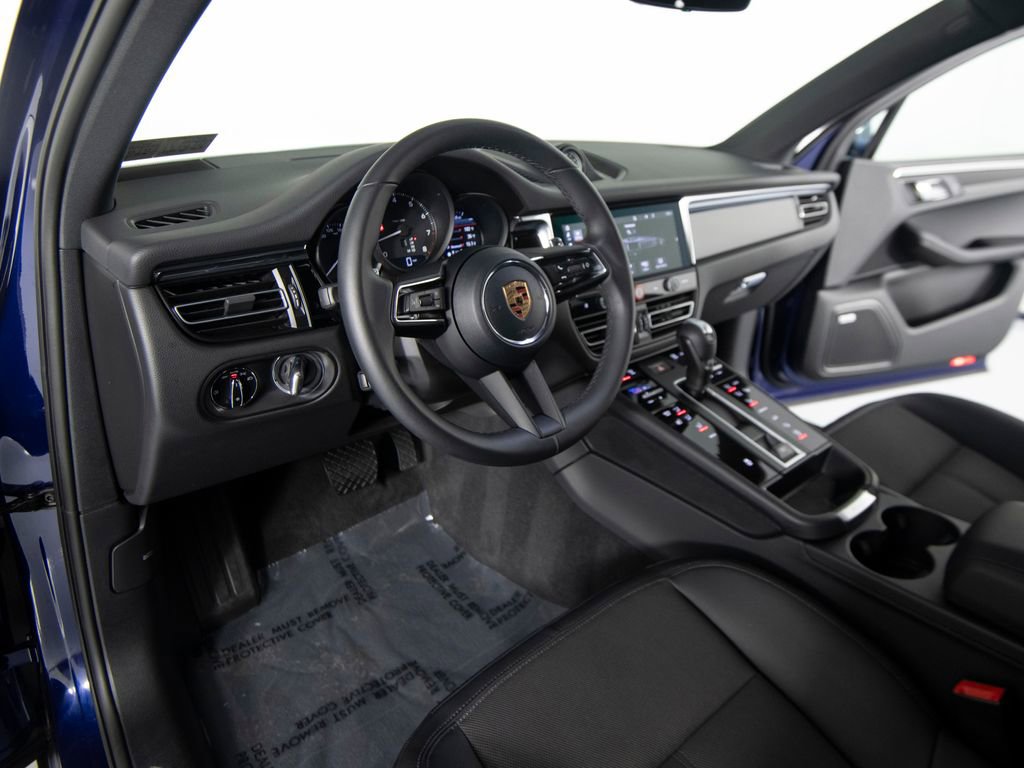 Certified 2025 Porsche Macan image 4