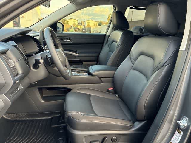 Used 2026 Nissan Pathfinder SL w/ SL Premium Package FWD image 17