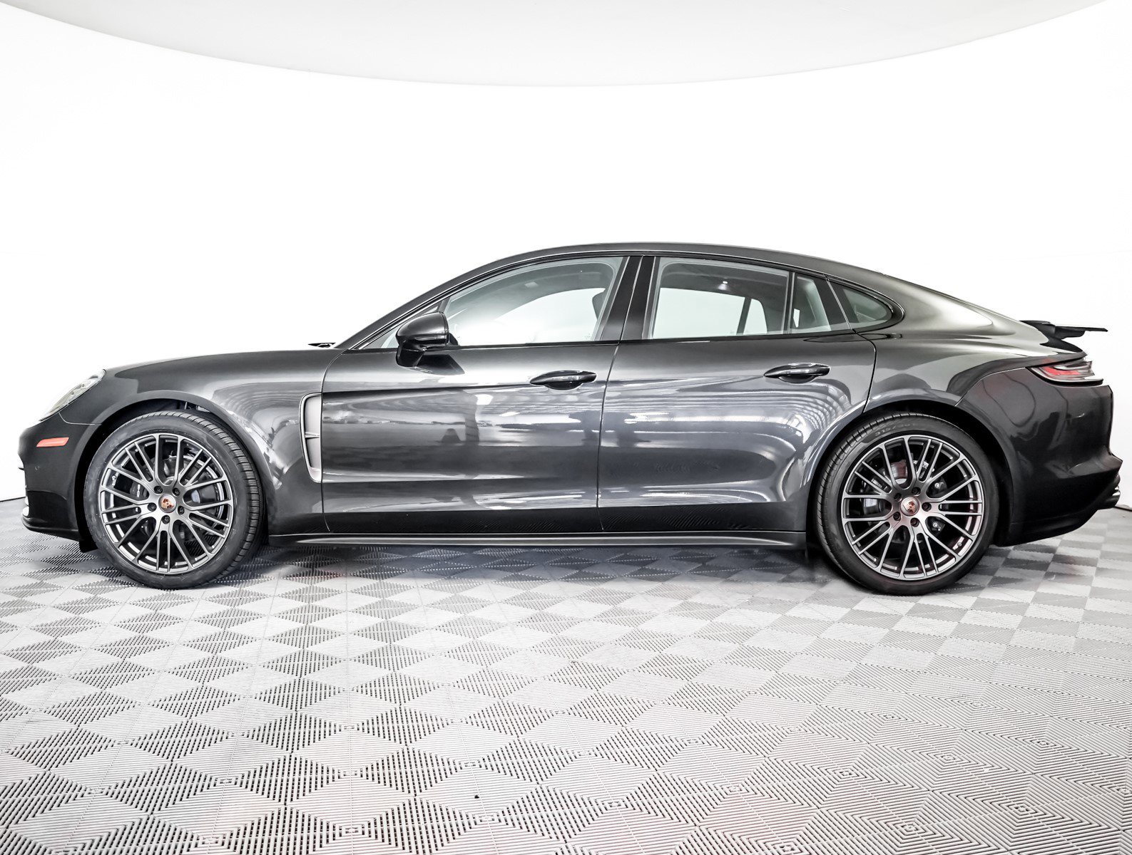 Used 2023 Porsche Panamera 4 Platinum Edition w/ Assistance Package image 2