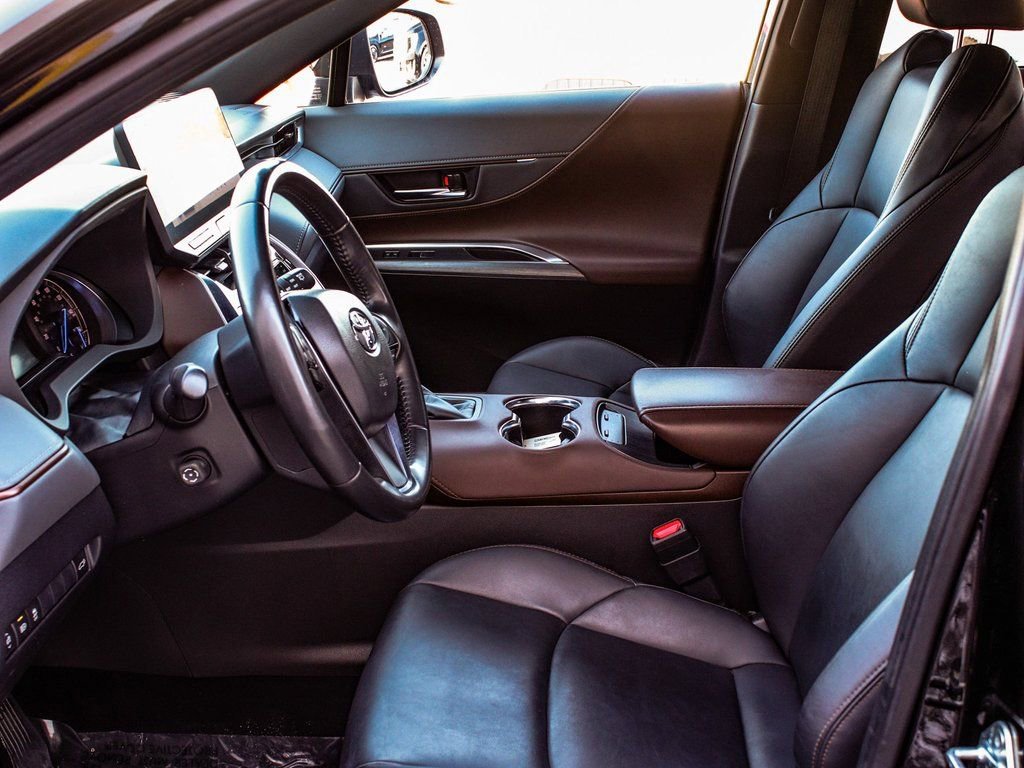 Used 2023 Toyota Venza XLE image 29