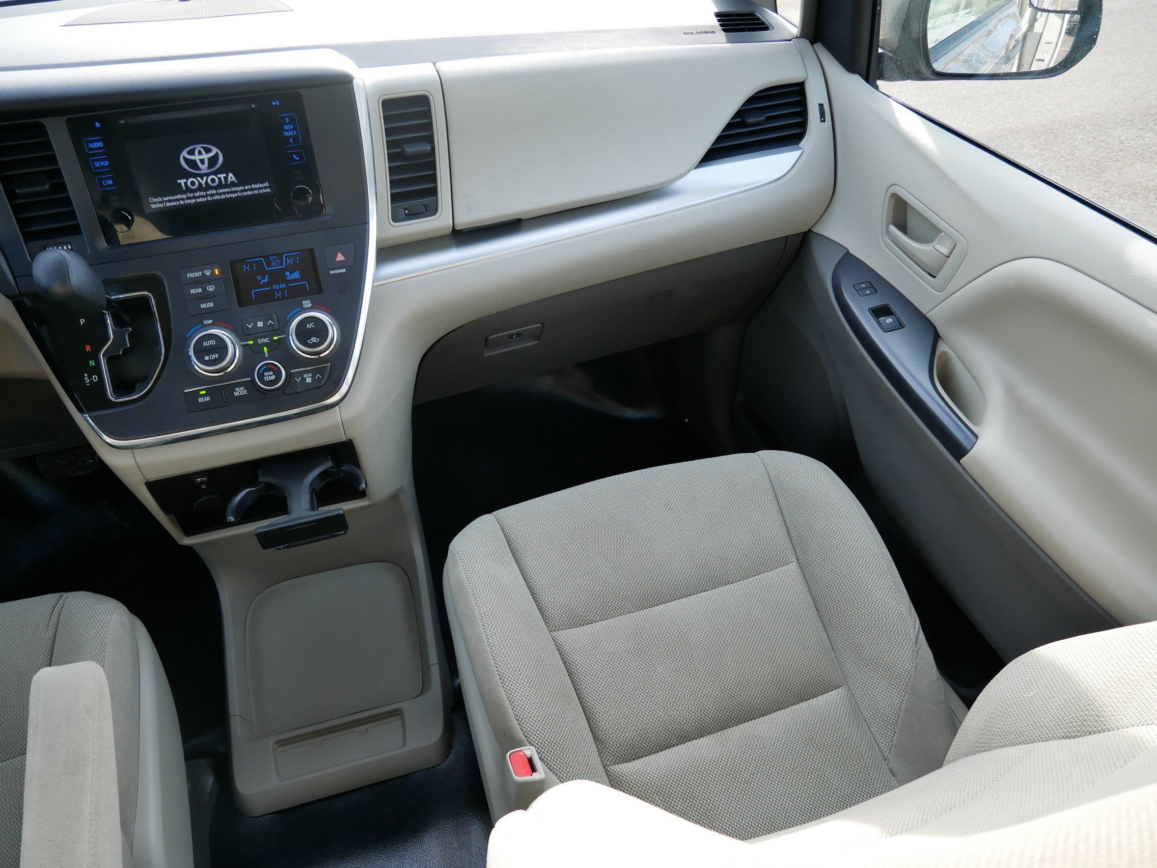 Used 2015 Toyota Sienna L image 11