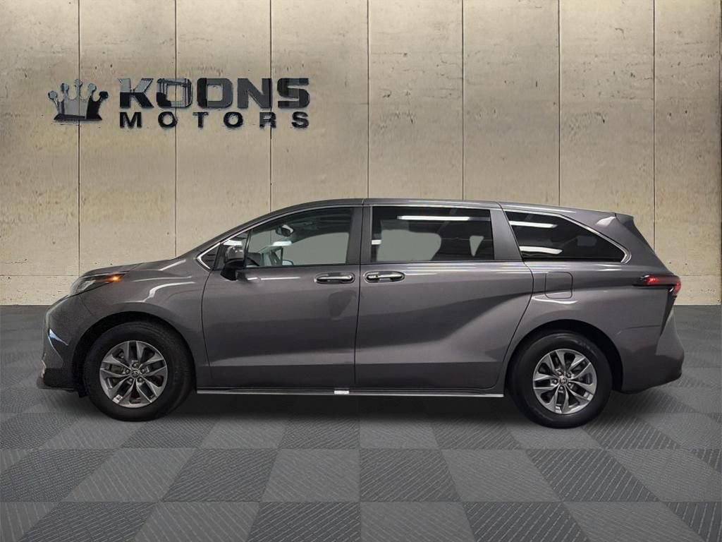 Used 2023 Toyota Sienna XLE FWD image 4