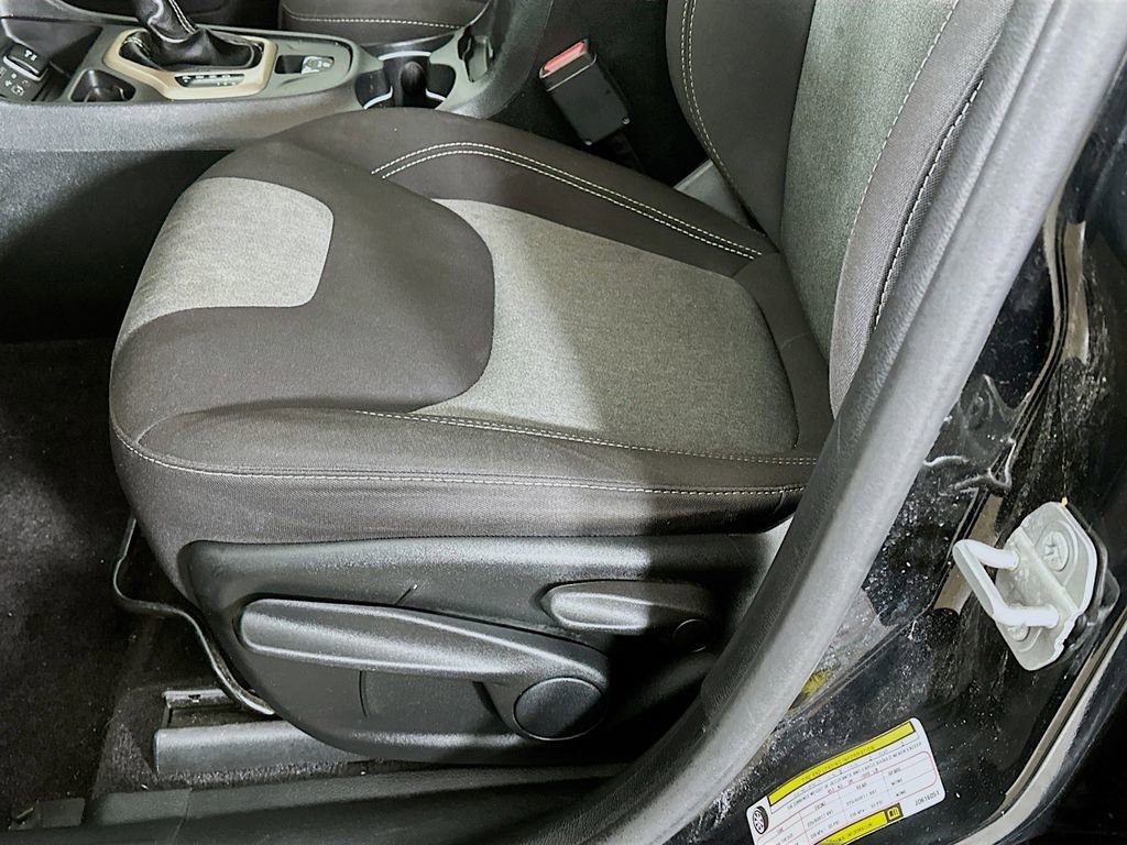 Used 2018 Jeep Cherokee Latitude FWD image 24