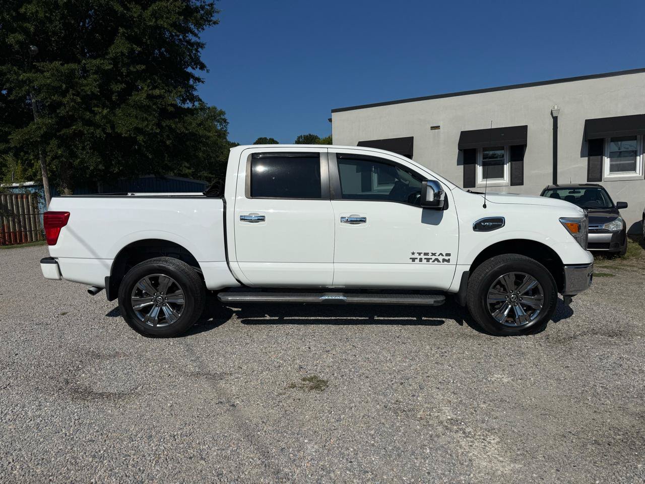 Used 2017 Nissan Titan SV AWD/4WD image 4