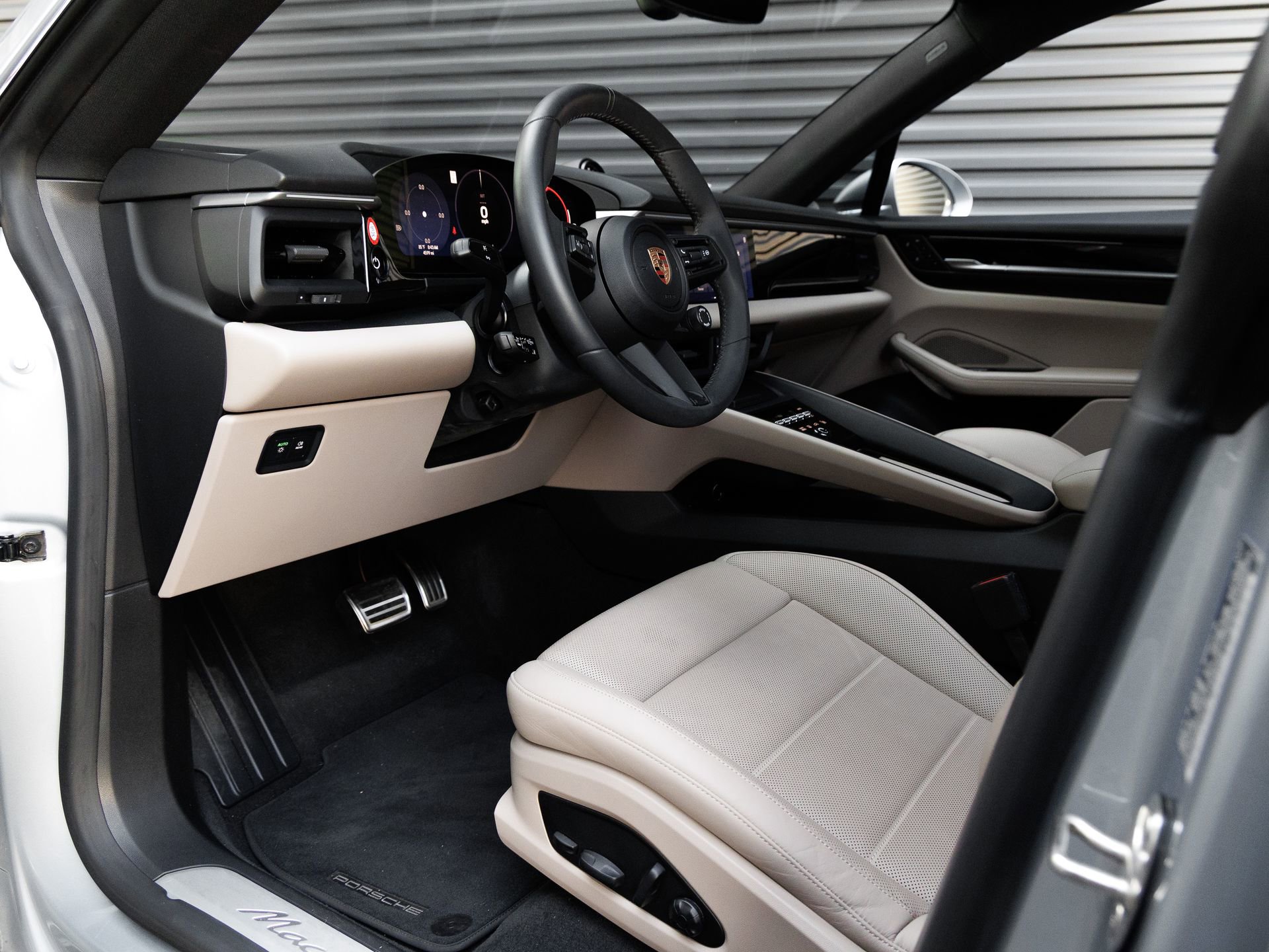 Certified 2025 Porsche Macan 4S Electric AWD/4WD image 4