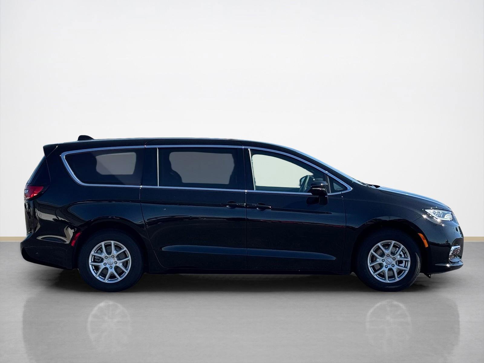 New 2026 Chrysler Pacifica Select image 8
